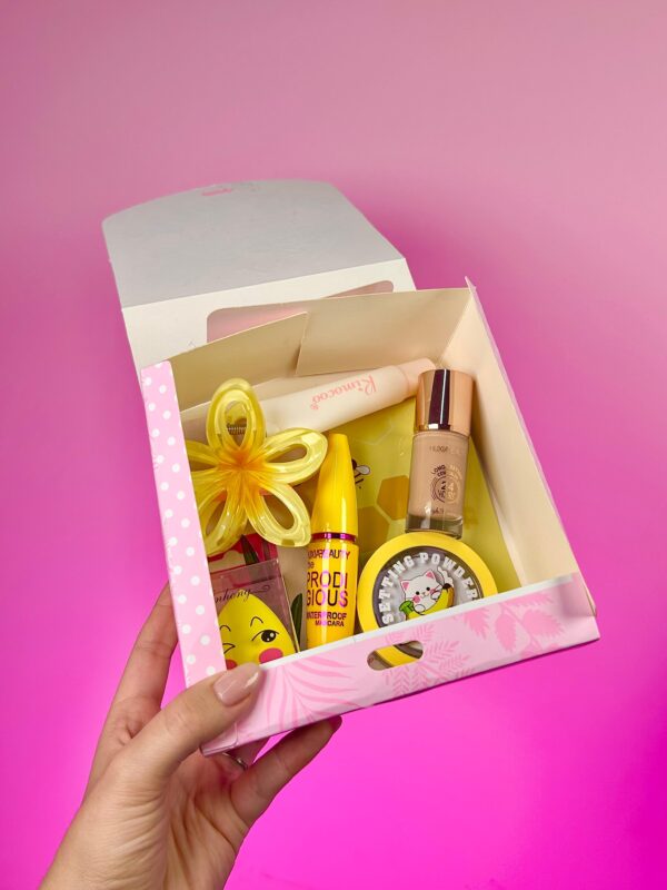 COMBO MAMÁ 03 (1 Velo lili pink -1 Gancho para cabello -1 Beauty blender -1 Pestañina Prodigious -1 Polvo traslucido compacto -1 Gloss Rimocoo- 1 Corrector 24hr)