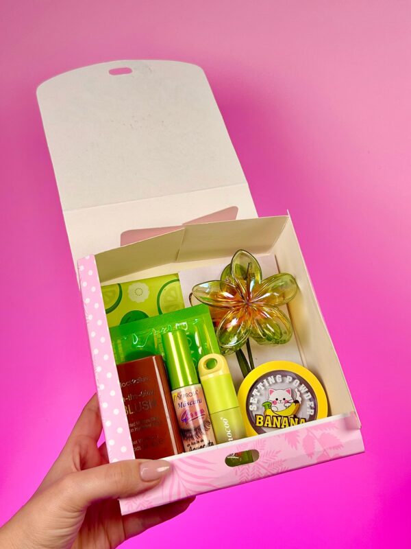 COMBO MAMÁ 07 (1 Velo Lili Pink- 2 Colageno de labios -1 Polvo traslucido compacto -1 Gancho para cabello -1 Pestañina Prosa 1 Gloss- 1 Rubor en barra)