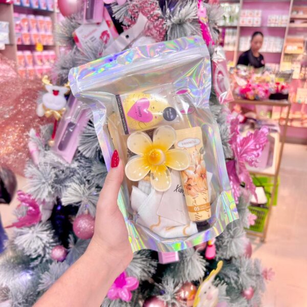 COMBO AMARILLO BOLSA SATIN (1 VELO - 1 MEDIA - 1 GANCHO - 1 MEDIA - 1 BEAUTY BLENDER)